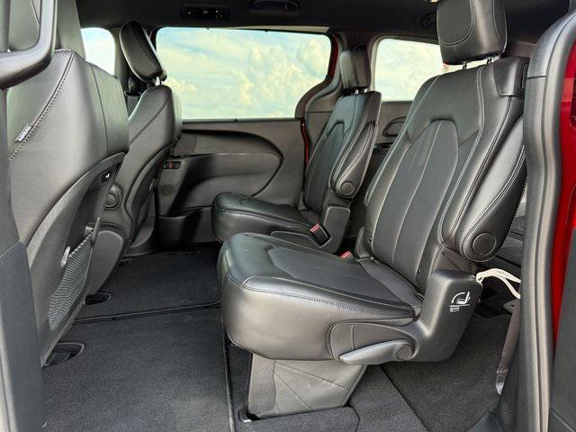 new 2025 Chrysler Pacifica car, priced at $45,601