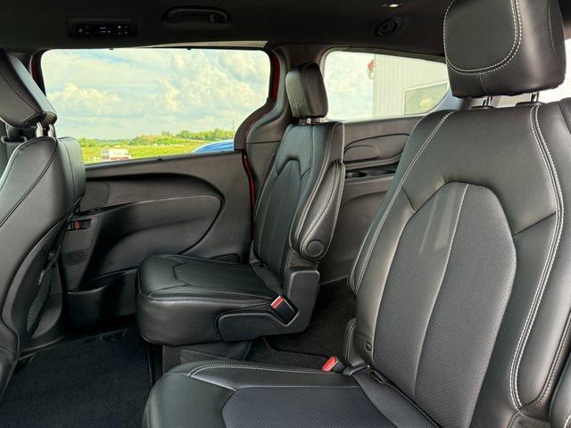 new 2025 Chrysler Pacifica car, priced at $45,601
