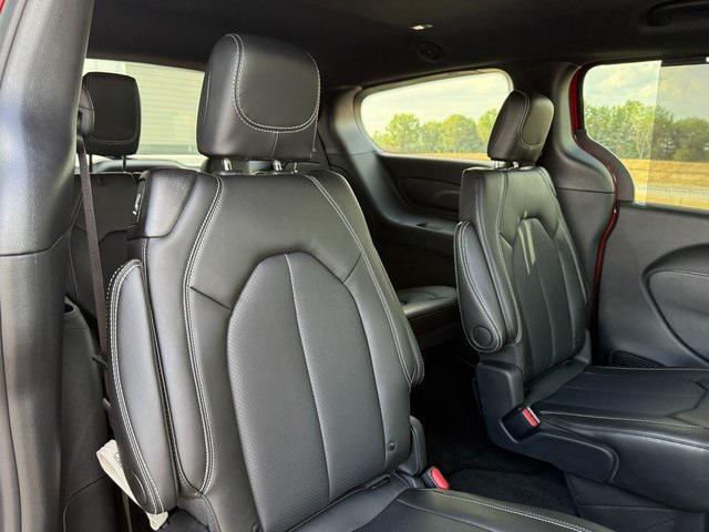 new 2025 Chrysler Pacifica car, priced at $45,601