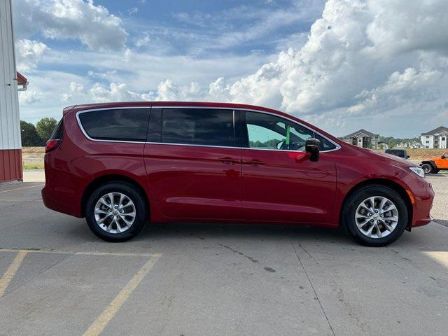 new 2025 Chrysler Pacifica car, priced at $45,601