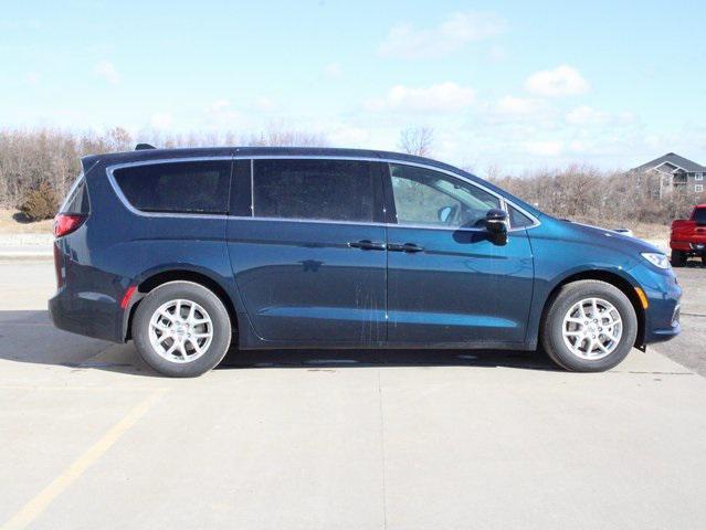 new 2025 Chrysler Pacifica car, priced at $41,640