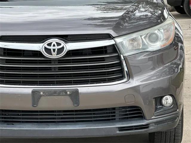 used 2015 Toyota Highlander car, priced at $18,900