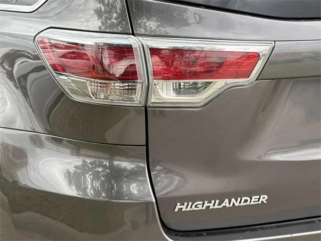 used 2015 Toyota Highlander car, priced at $18,900