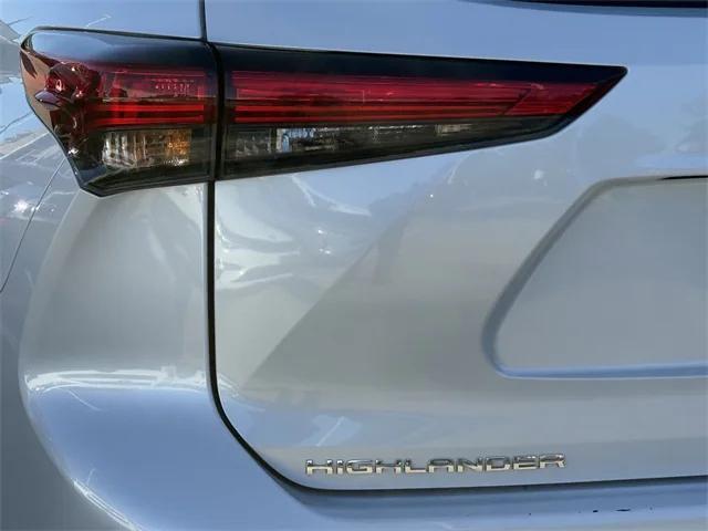 used 2023 Toyota Highlander car, priced at $33,487