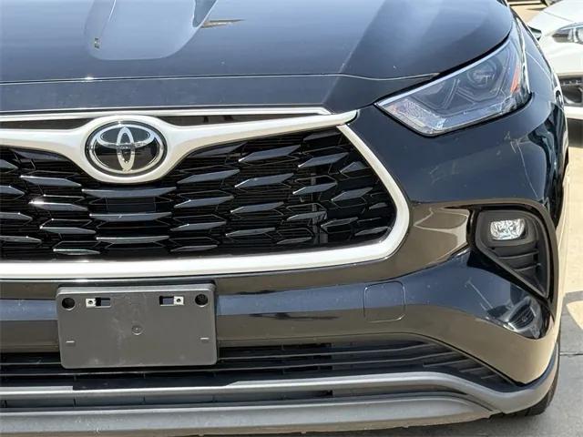 used 2023 Toyota Highlander car, priced at $35,009