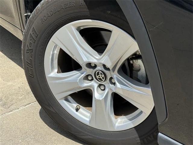 used 2023 Toyota Highlander car, priced at $35,009