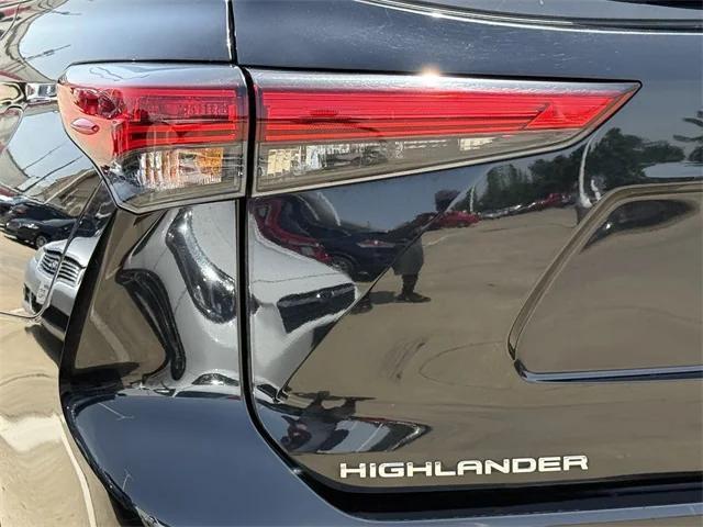 used 2023 Toyota Highlander car, priced at $35,009