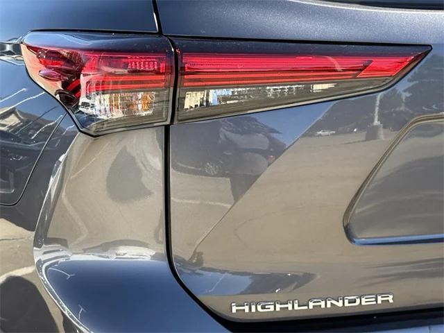used 2021 Toyota Highlander car, priced at $21,966