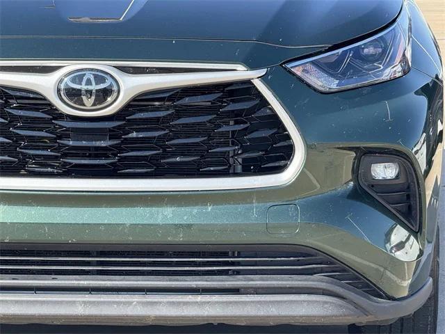 used 2023 Toyota Highlander car, priced at $34,007