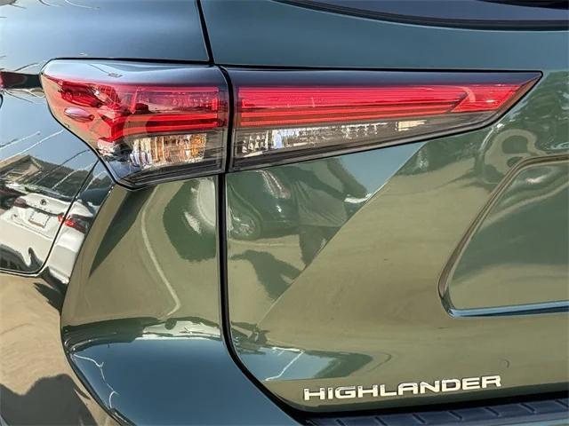used 2023 Toyota Highlander car, priced at $34,007