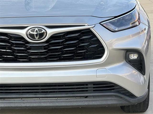 used 2021 Toyota Highlander car, priced at $29,825