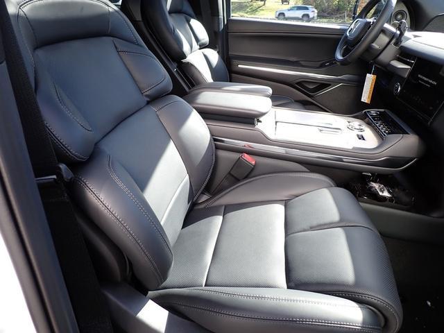 new 2025 Lincoln Navigator car, priced at $107,085