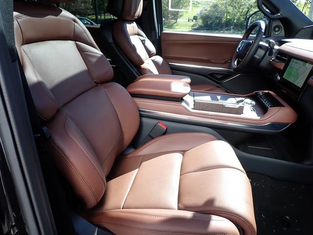 new 2025 Lincoln Navigator car, priced at $102,590