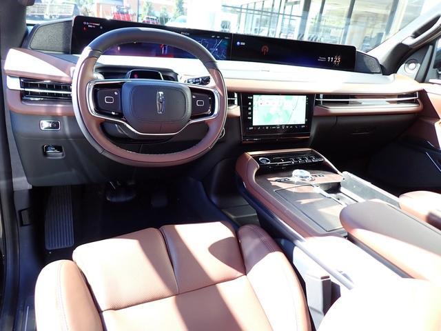 new 2025 Lincoln Navigator car, priced at $102,590