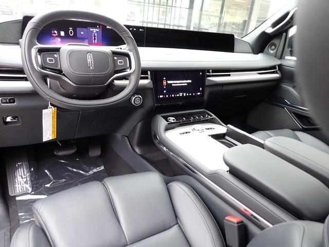new 2025 Lincoln Navigator car, priced at $107,085