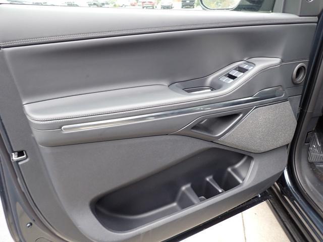 new 2025 Lincoln Navigator car, priced at $107,085