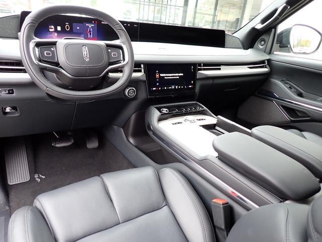 new 2025 Lincoln Navigator car, priced at $107,085