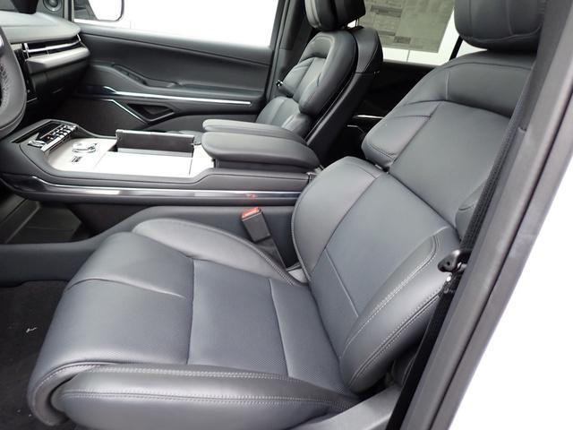 new 2025 Lincoln Navigator car, priced at $107,085