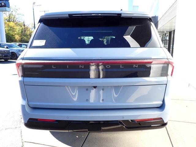 new 2025 Lincoln Navigator car, priced at $107,085