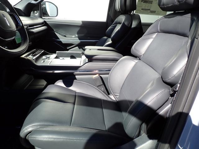 new 2025 Lincoln Navigator car, priced at $107,085