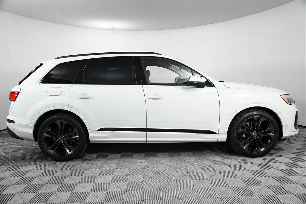 new 2025 Audi Q7 car, priced at $77,625