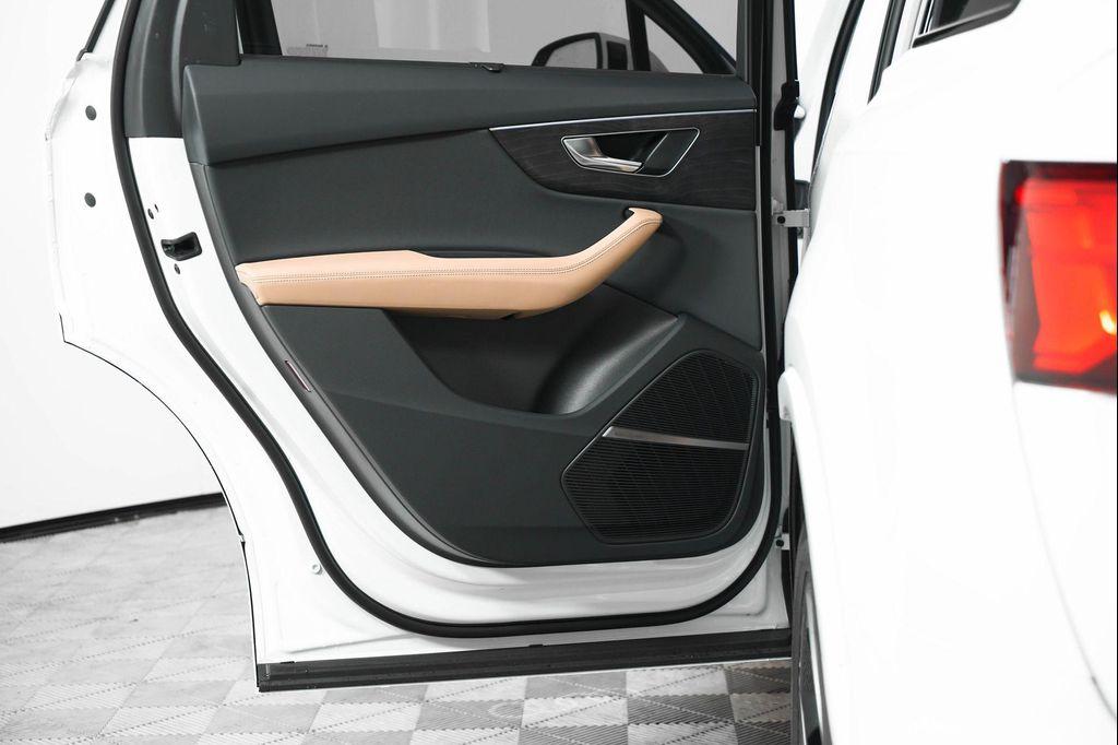 new 2025 Audi Q7 car, priced at $77,625