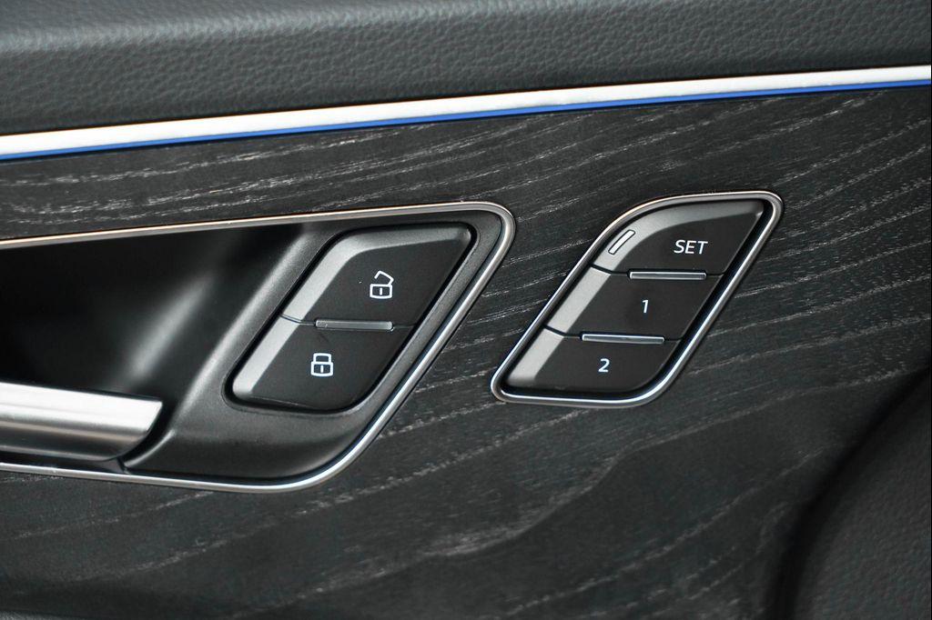 new 2025 Audi Q7 car, priced at $77,625