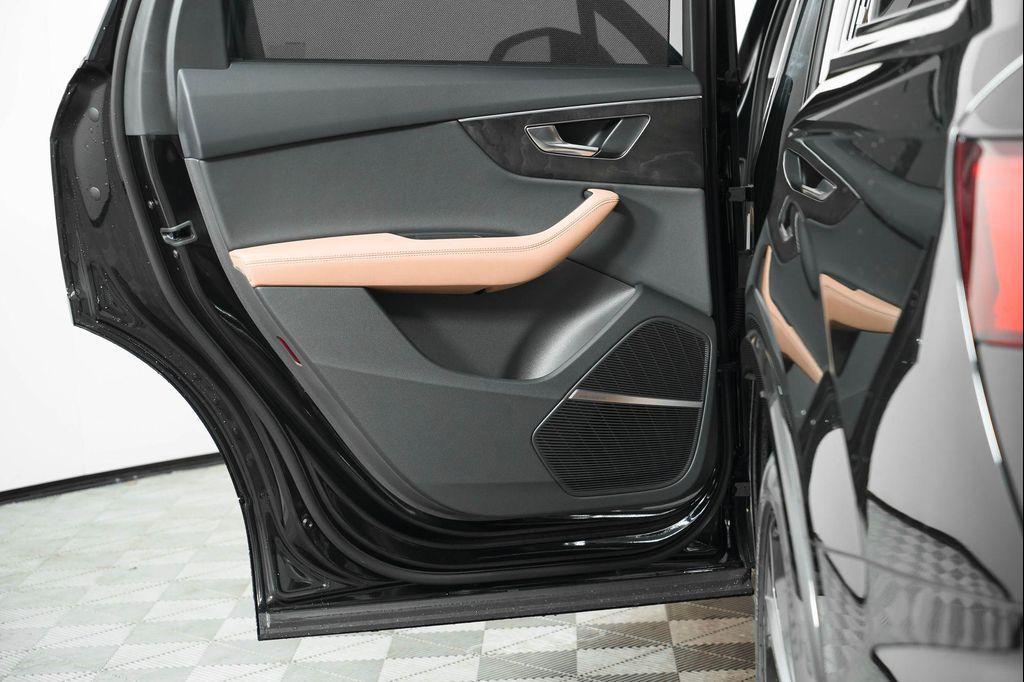 new 2025 Audi Q7 car, priced at $77,450