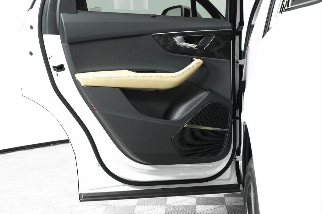new 2025 Audi Q7 car, priced at $77,750