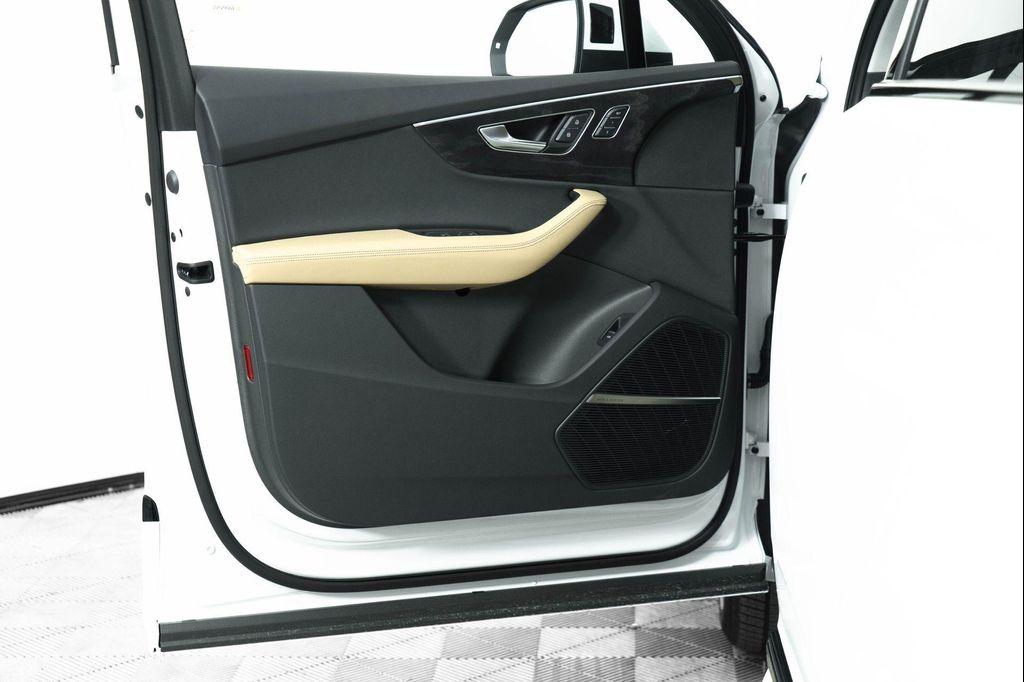 new 2025 Audi Q7 car, priced at $77,750