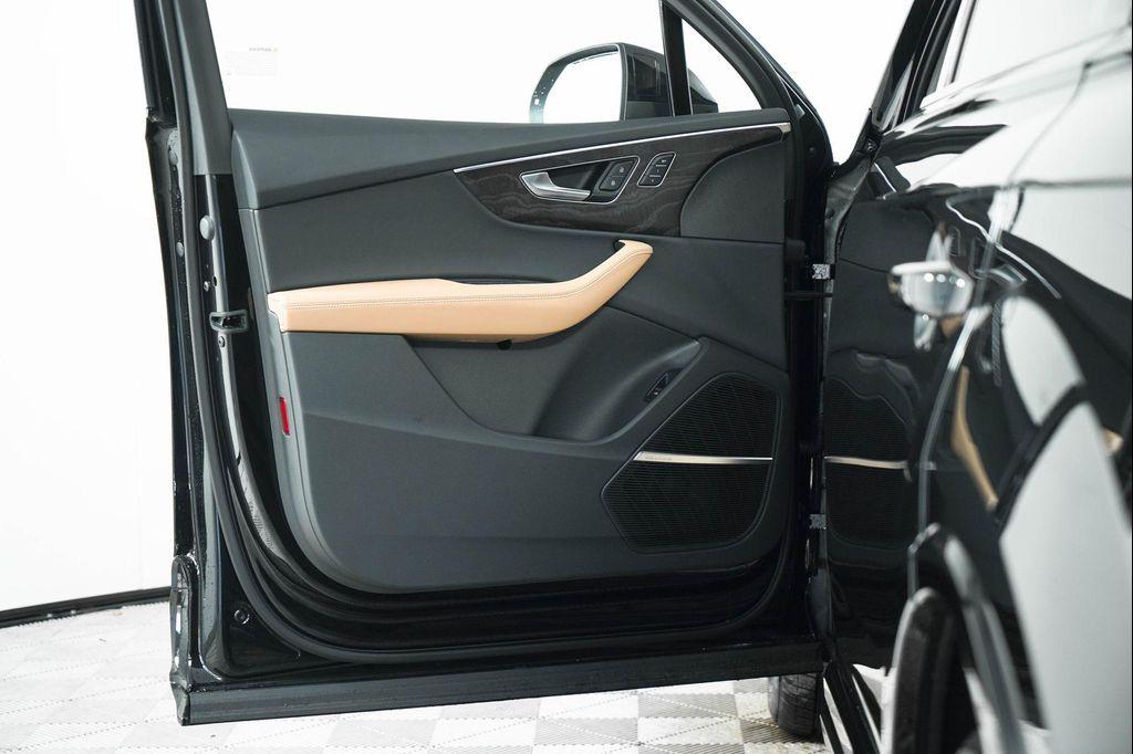 new 2025 Audi Q7 car, priced at $77,450