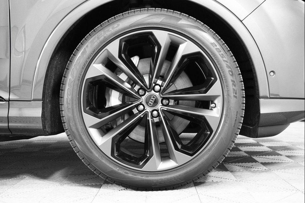 new 2025 Audi Q7 car, priced at $77,750