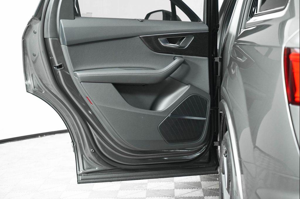new 2025 Audi Q7 car, priced at $77,750