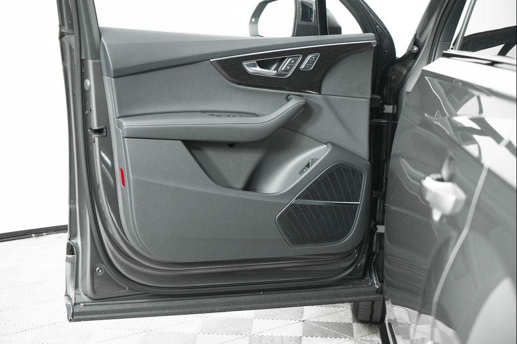 new 2025 Audi Q7 car, priced at $77,750
