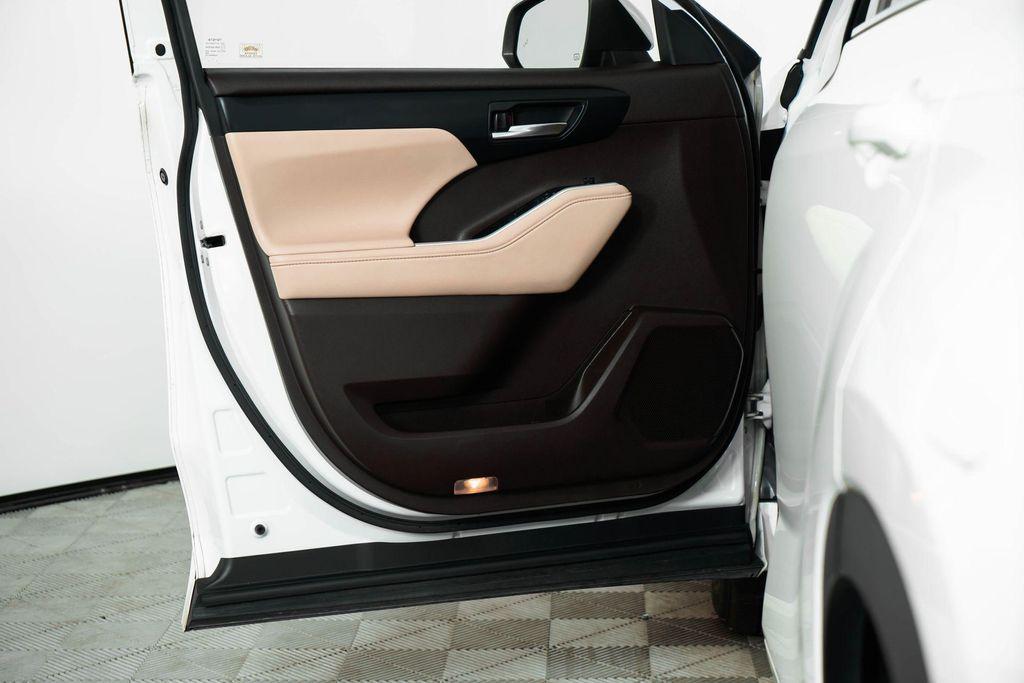 used 2020 Toyota Highlander car, priced at $26,500