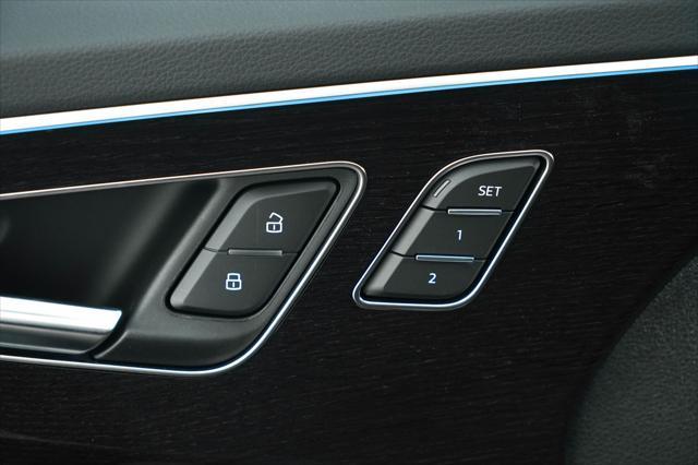 new 2025 Audi Q7 car, priced at $77,225