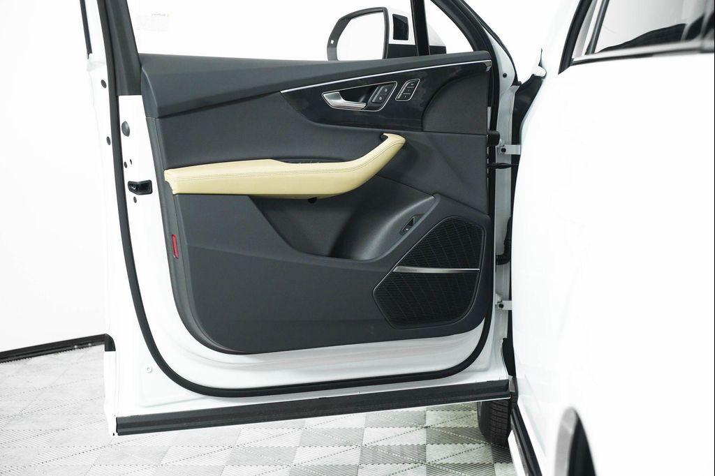 new 2025 Audi Q7 car, priced at $77,750