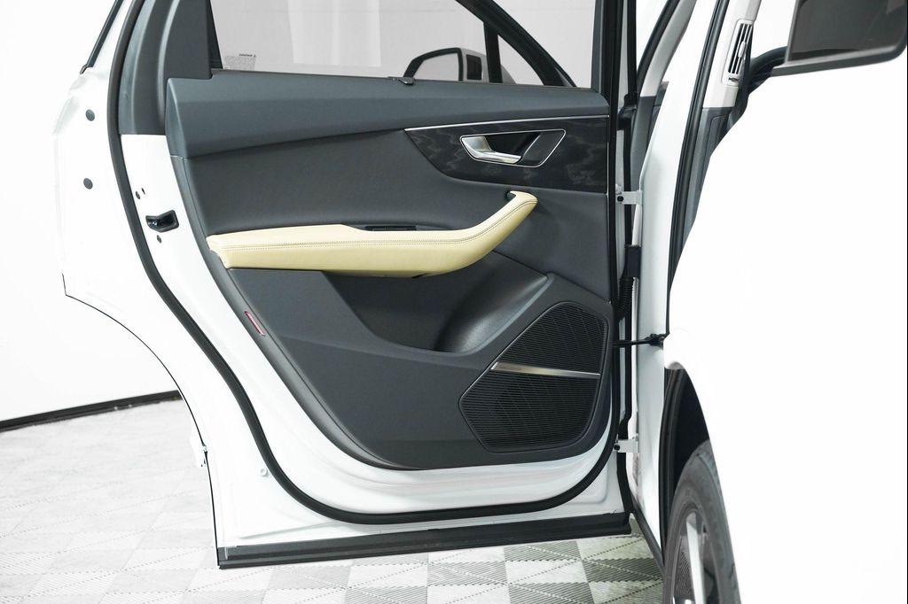 new 2025 Audi Q7 car, priced at $77,750