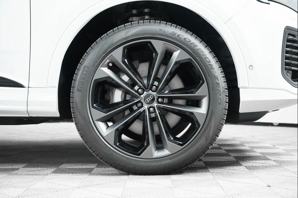 new 2025 Audi Q7 car, priced at $77,750