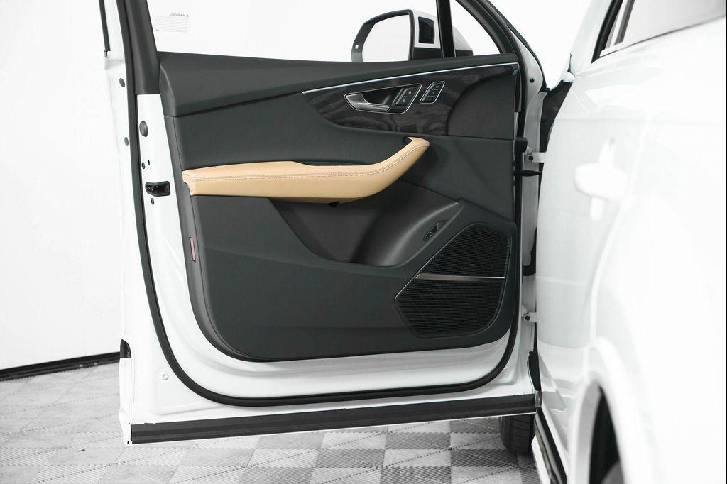 new 2025 Audi Q7 car, priced at $78,200