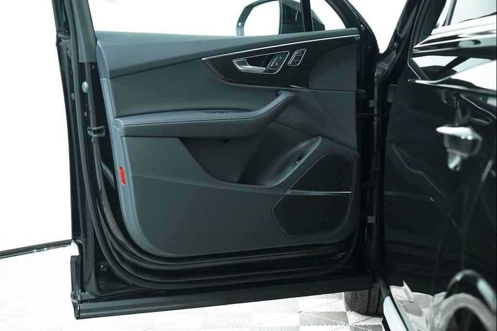 new 2025 Audi Q7 car, priced at $82,435