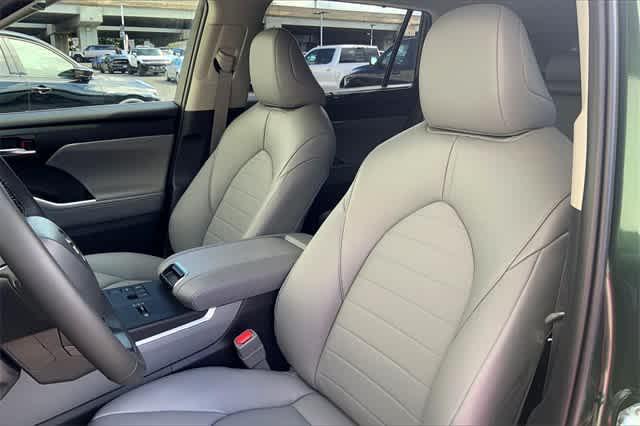 used 2023 Toyota Highlander car, priced at $38,583