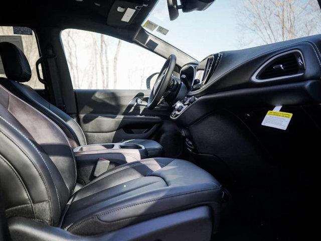new 2025 Chrysler Pacifica car, priced at $41,995