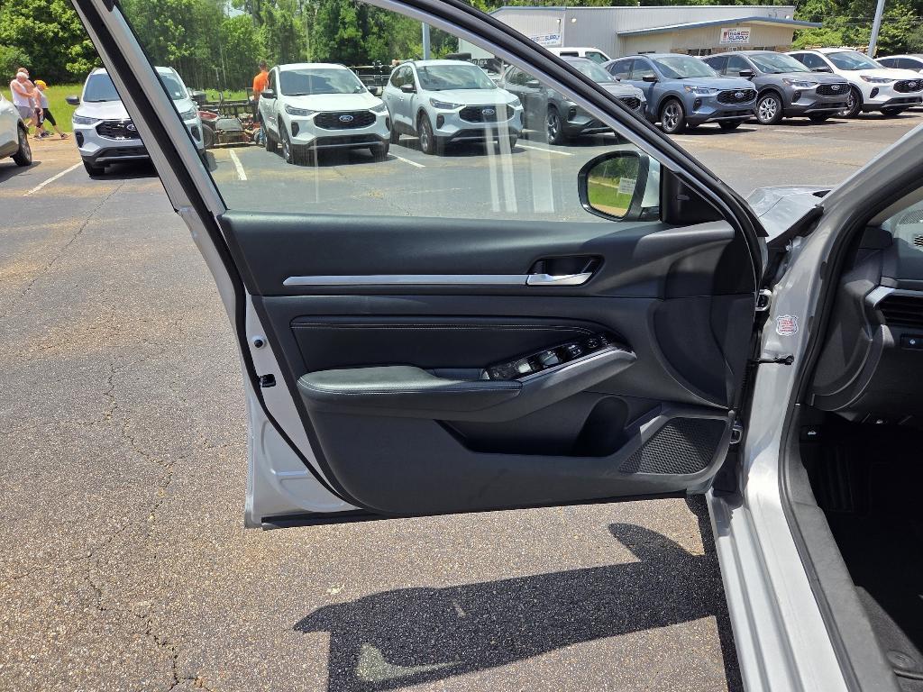 used 2023 Nissan Altima car, priced at $25,262