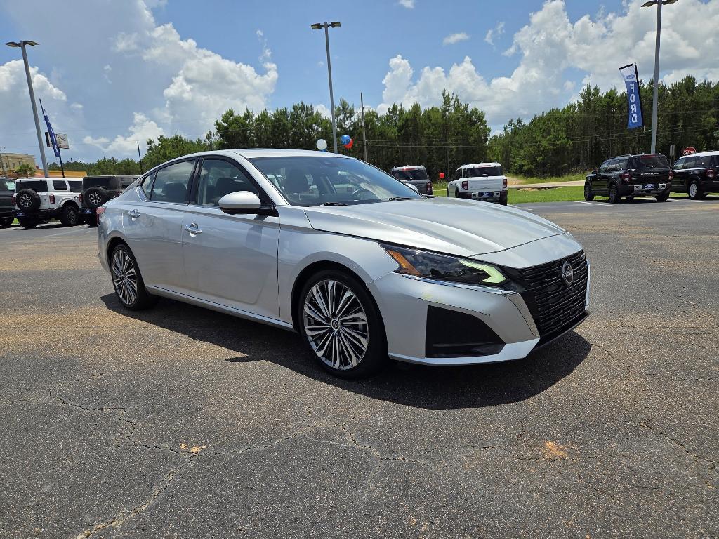 used 2023 Nissan Altima car, priced at $25,262