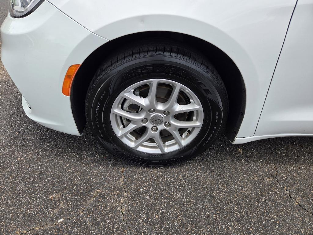 used 2023 Chrysler Pacifica car, priced at $27,588