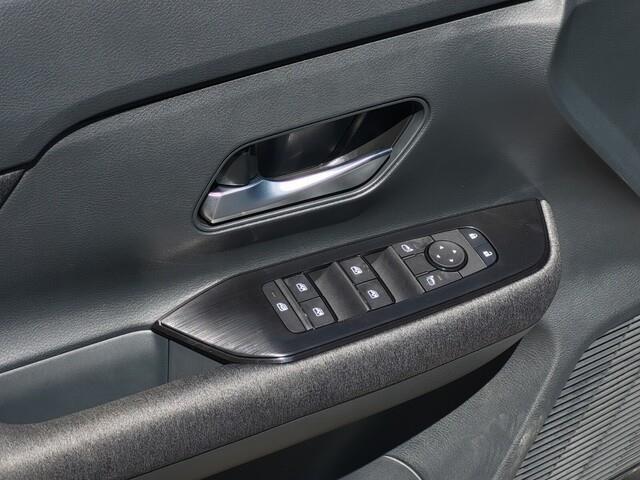 new 2025 Nissan Kicks car, priced at $24,032