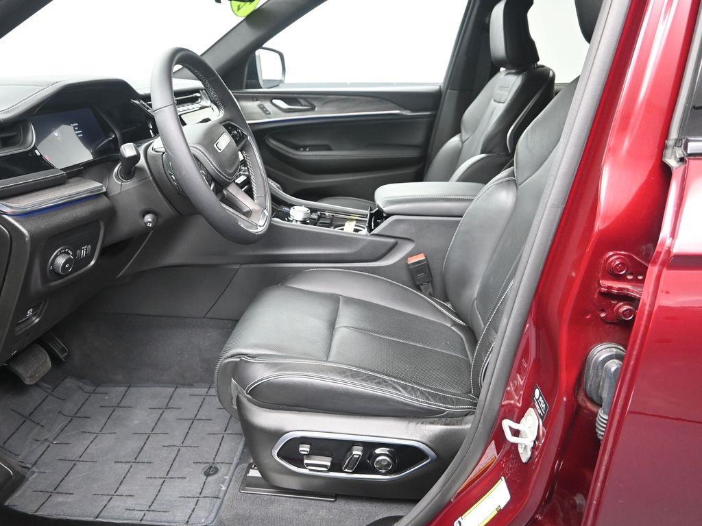 used 2023 Jeep Grand Cherokee car, priced at $39,000