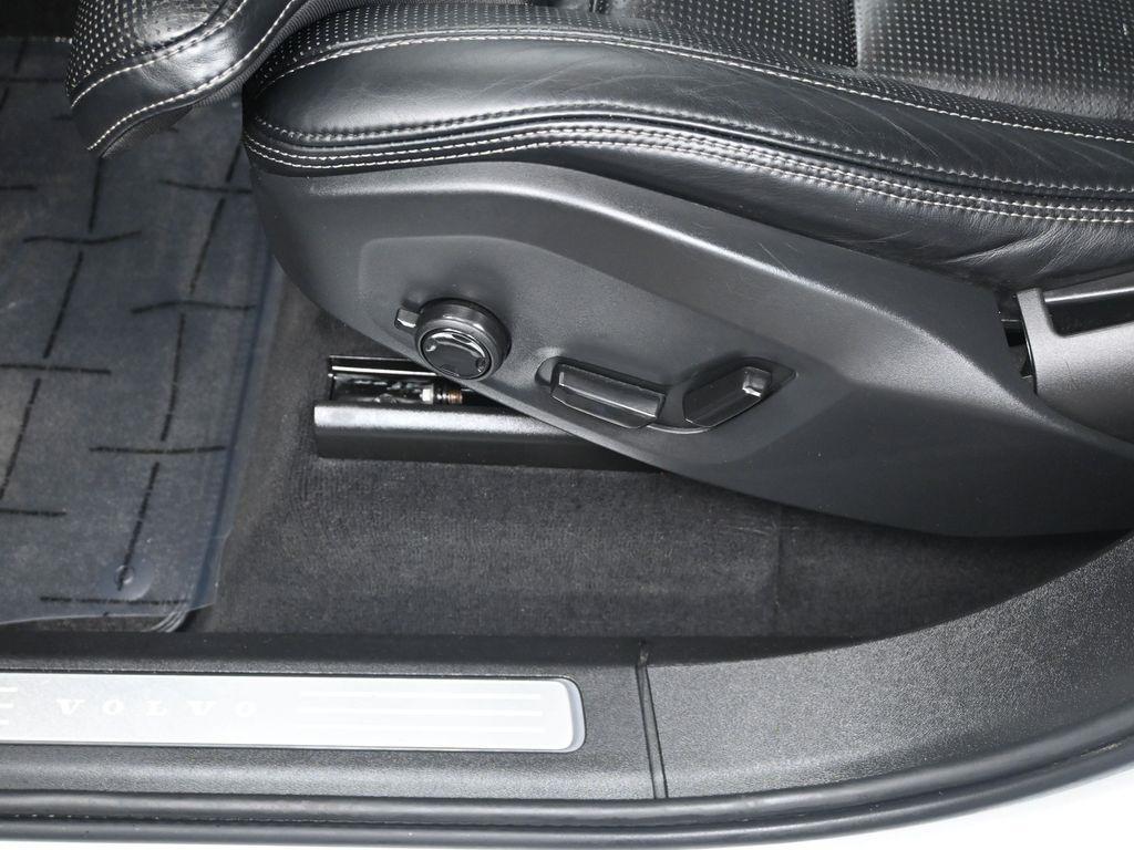 used 2022 Volvo XC90 car, priced at $47,500