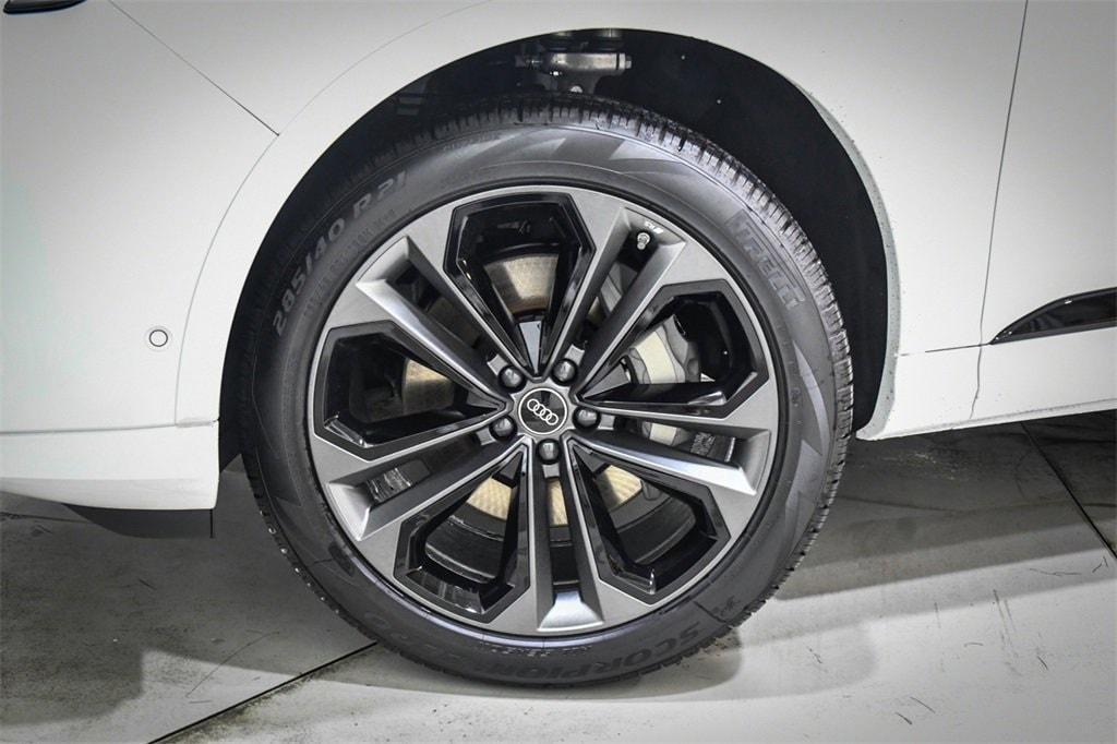 new 2025 Audi Q7 car, priced at $75,640